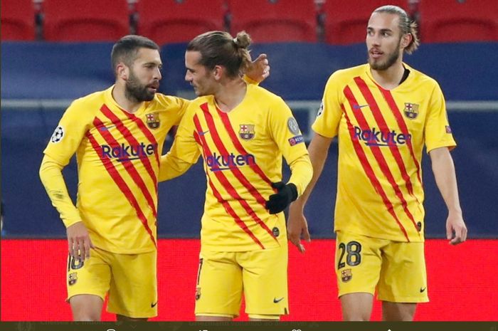 Jordi Alba memberi selamat kepada Antoine Griezmann usai mencetak gol ke gawang Ferencvaros yang membuat tim unggul 2-0 pada laga babak pertama matchday kelima Liga Champions 2020-2021.