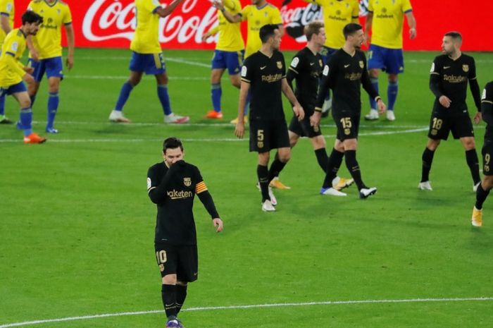 Momen Lionel Messi dan Barcelona dipaksa takluk 1-2 dari tim promosi, Cadiz, dalam lanjutan Liga Spanyol 2020-2021.