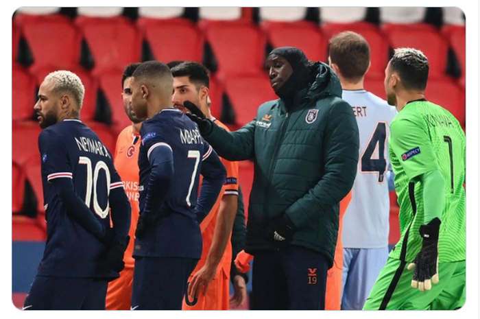 Striker Paris Saint-Germain, Kylian Mbappe (kedua dari kiri) dan Neymar serta pemain Istanbul Basaksehir saat melakukan protes terkait insiden rasialis di tengah pertandingan matchday 6 grup H Liga Champions 2020-2021.