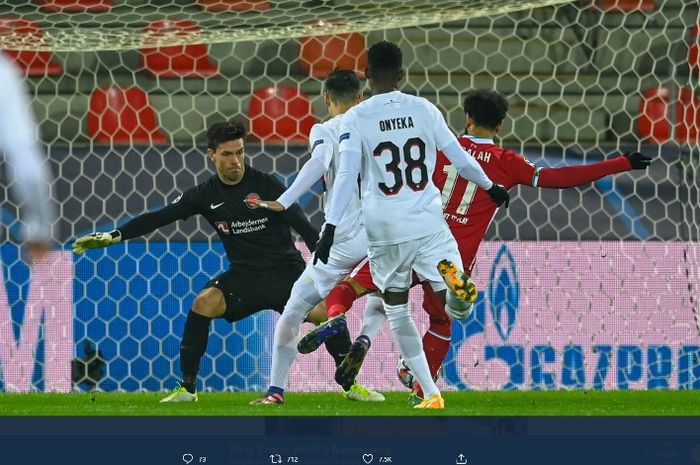 Aksi penyerang Liverpool, Mohamed Salah, dalam laga kontra Midtjylland pada Rabu (9/12/2020).