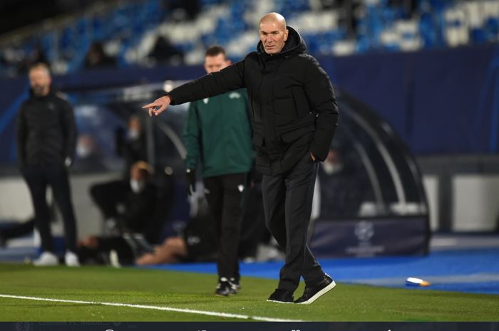 Pelatih Real Madrid, Zinedine Zidane, kala mendampingi tim pada sebuah pertandingan di Liga Champions.