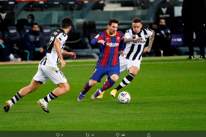 Aksi megabintang Barcelona, Lionel Messi, saat melawan Levante pada Minggu (13/12/2020).