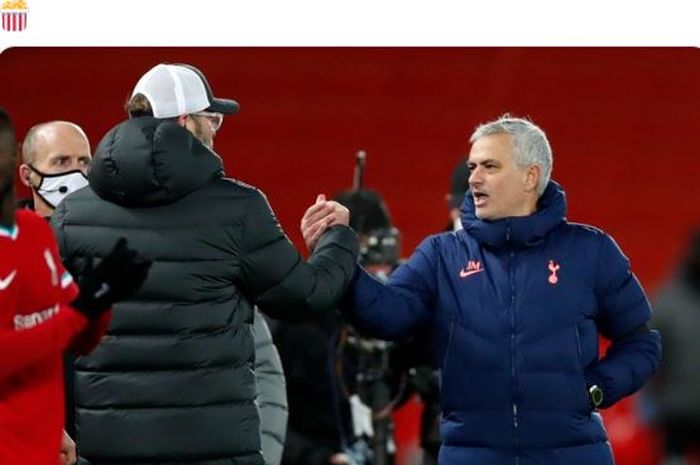 Pelatih Liverpool, Juergen Klopp, menyapa pelatih Tottenham Hotspur, Jose Mourinho, dalam laga Liga Inggris di Stadion Anfield, Rabu (16/12/2020).