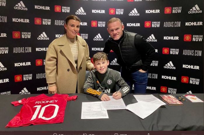 Putra Wayne Rooney, Kai, dipastikan mengikuti jejak ayahnya dengan bermain untuk Manchester United dan mengenakan jersi nomor 10.