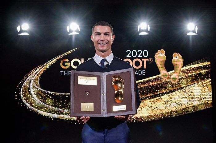 Megabintang Juventus, Cristiano Ronaldo, menerima penghargaan Golden Foot 2020 di Kerajaan Monako pada Minggu (20/12/2020) kemarin waktu setempat