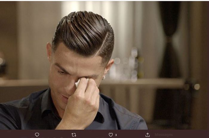 Cristiano Ronaldo menyeka air mata saat membahas mengenai ayahnya, Jose Dinis Aveiro.