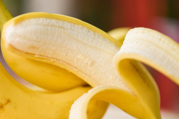 Stop membuang kulit pisang mulai sekarang! Ternyata bisa dimanfaatkan untuk memutihkan gigi.