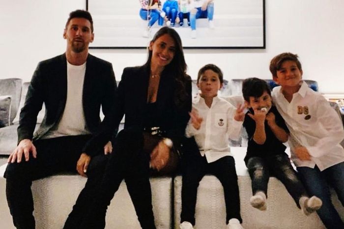 Megabintang Barcelona, Lionel Messi menyambut tahun baru 2021 dengan berfoto bersama istrinya, Andonela Roccuzzo dan ketiga putranya.