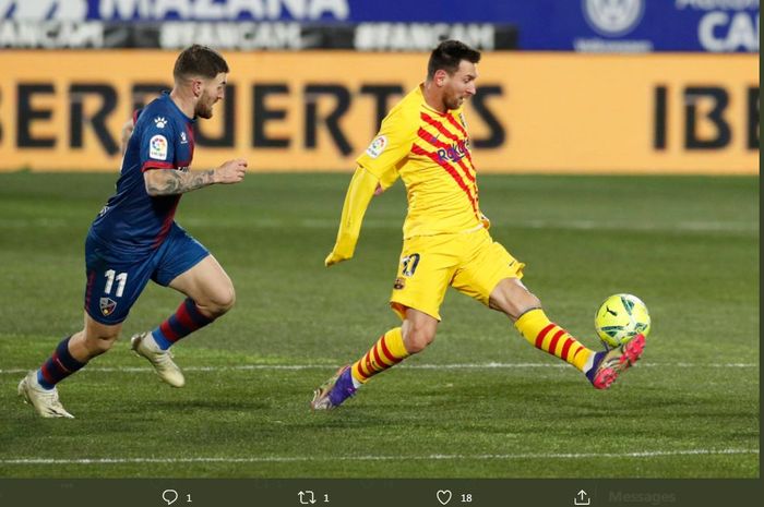 Aksi Lionel Messi (kanan) dalam partai Liga Spanyol Huesca vs Barcelona, 3 Januari 2021.