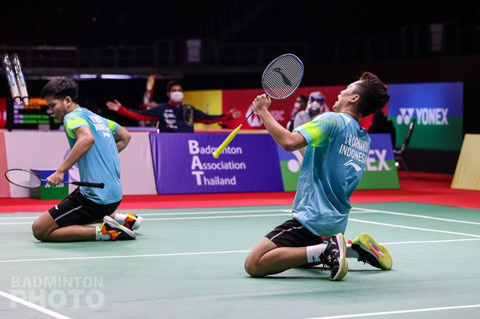 Selebrasi pasangan ganda putra Indonesia, Leo Rolly Carnando/Daniel Marthin setelah mengalahkan Marcus Ellis/Chris Langridge (Inggris) pada perempat final Yonex Thailand Open 2021 di Impact Arena, Bangkok, Thailand, 15 Januari 2021.