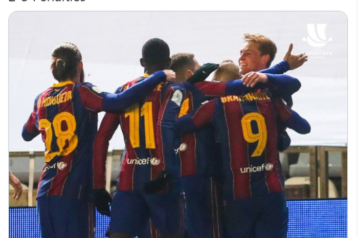 Pemain Barcelona merayakan gol yang dicetak Frenkie de Jong ke gawang Real Sociedad dalam partai semifinal Piala Super Spanyol 2020-2021.
