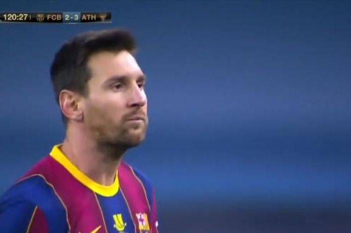 Megabintang Barcelona, Lionel Messi, dikartu merah usai memukul pemain Athletic Bilbao pada final Piala Super Spanyol.