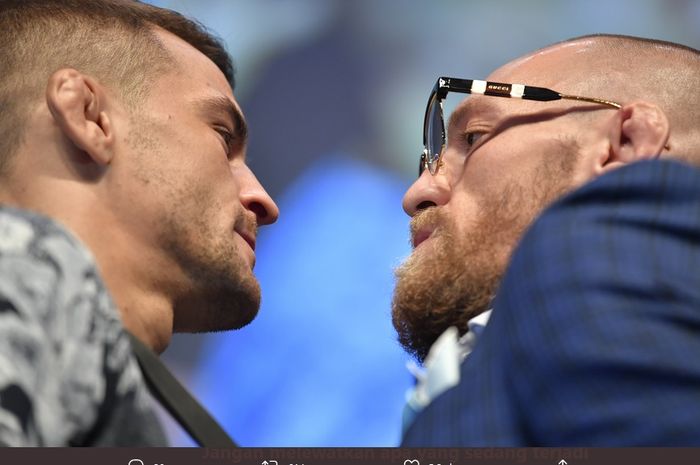 Dustin Poirier dan Conor McGregor dalam sesi staredown menjelang UFC 257 di Fight Island, Abu Dhabi, UEA, 21 Januari 2021.