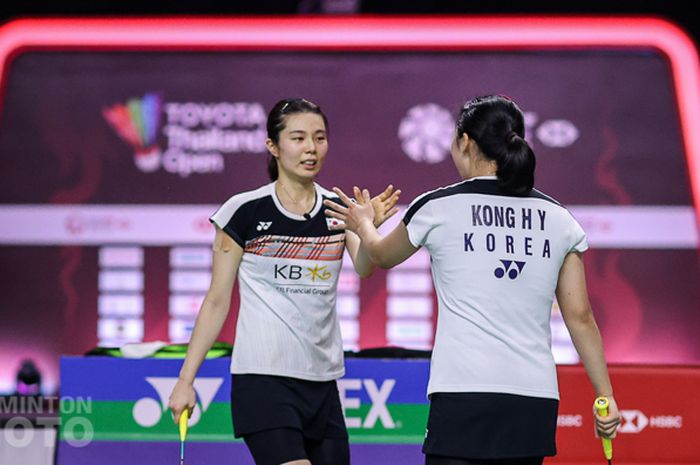 Pasangan ganda putri Korea Selatan, Kim So-yeong/Kong Hee Yong, melakukan selebrasi pada pertandingan perempat final Thailand Open II 2021 di Impact Arena, Bangkok, Thailand, Jumat (22/1/2021).