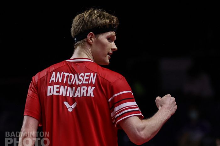 Pemain tunggal putra Denmark, Anders Antonsen, melakukan selebrasi pada pertandingan perempat final Thailand Open II 2021 di Impact Arena, Bangkok, Thailand, Jumat (22/1/2021).