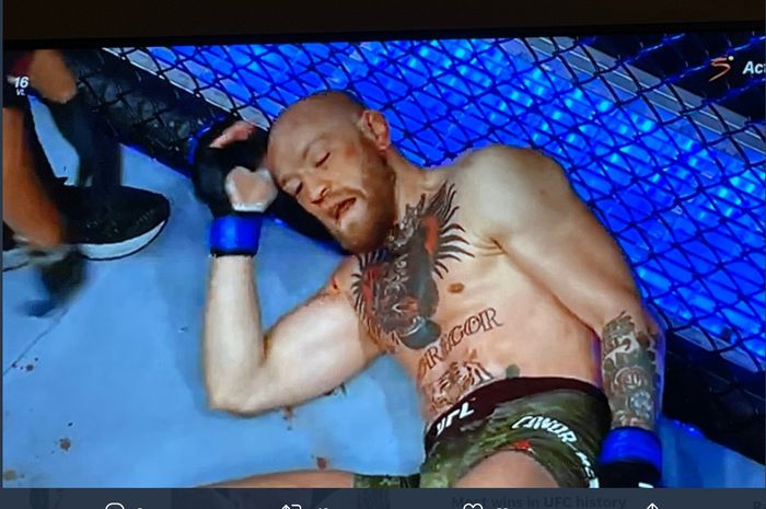 Pemandangan Conor McGregor setelah dihabisi Dustin Poirier di UFC 257, Minggu (24/1/2021) WIB di Abu Dhabi. 