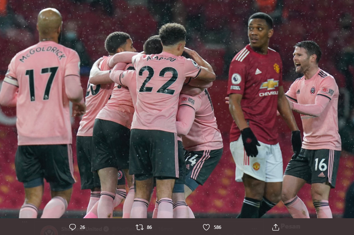 Sheffield United merayakan gol kedua yang dicetak oleh Oliver Burke di laga melawan Manchester United di Liga Inggris