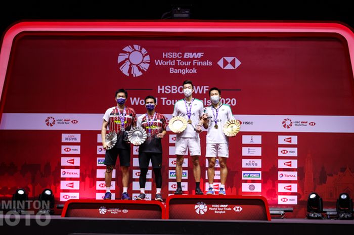 Peraih gelar BWF World Tour Finals 2020 nomor ganda putra asal Taiwan, Lee Yang/Whang Chi Lin (kanan) dan posisi runner-up asal Indonesia, Mohammad Ahsan/Hendra Setiawan (kiri).