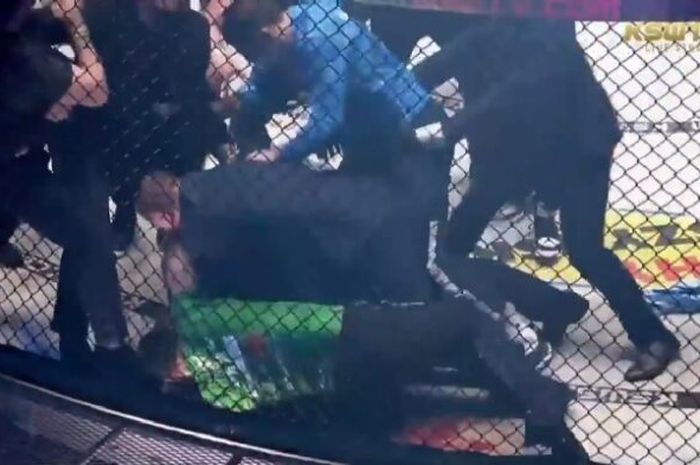 Mirip Khabib Nurmagomedov vs Conor McGregor, keributan terjadi dalam duel Shamil Musaev vs Uros Jurisic di kelas welter MMA KSW 58 di Studio Klubu Wytwornia, Lodz, Polandia, Sabtu (30/1/2021).