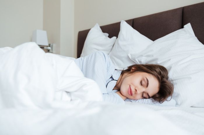 Tidur Tanpa Bantal Sebenarnya Aman Nggak Sih?