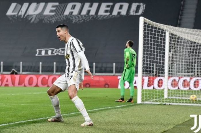 Megabintang Juventus, Cristiano Ronaldo, merayakan gol yang dicetak ke gawang AS Roma dalam laga Liga Italia di Stadion Allianz, Sabtu (6/2/2021).