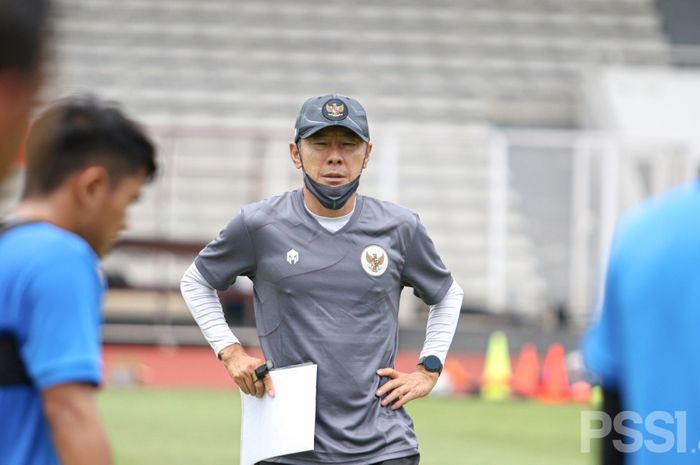 Pelatih timnas Indonesia, Shin Tae-yong, saat memimpin latihan timnas U-22 Indonesia, di Stadion Madya, Jakarta, Selasa (9/2/2021).