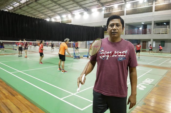 Asisten pelatih ganda campuran nasional Indonesia, Nova Widianto, berpose di sela-sela latihan di hall pelatnas PP PBSI di Cipayung, Jakarta Timur, Rabu (10/2/2021).