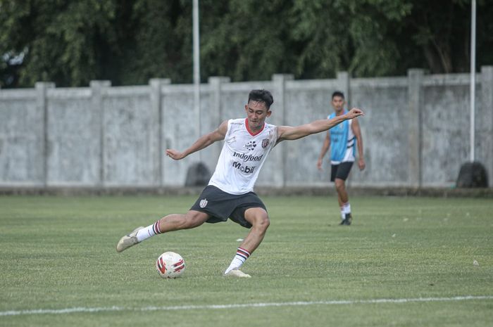 Bek tengah Bali United,  I Komang Tri Arta Wiguna saat menjalani latihan bersama dengan tim.