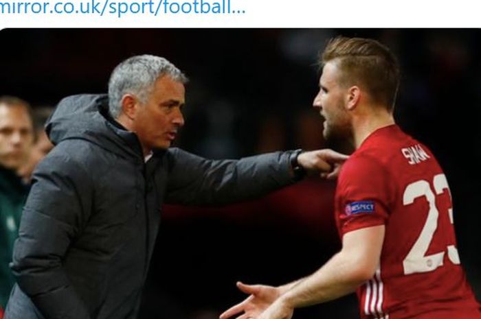 Jose Mourinho memberikan instruksi kepada bek kiri Manchester United, Luke Shaw.