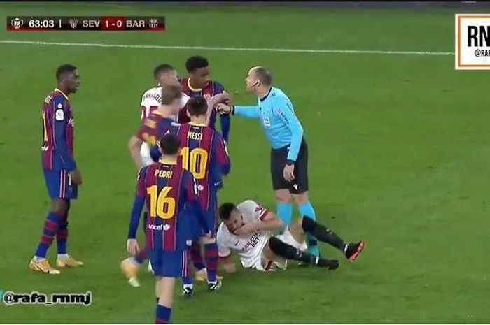 Megabintang Barcelona, Lionel Messi, terlibat insiden dengan pemain Sevilla pada leg pertama semifinal Copa del Rey, Kamis (11/2/2021) dini hari WIB.