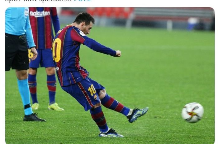 Lionel Messi mencetak gol penalti ke-4 di Liga Champions musim ini saat membuka skor untuk Barcelona di laga kontra PSG