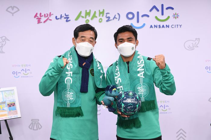 Asnawi Mangkualam setelah menandatangani kontrak dengan Ansan Greeners FC.