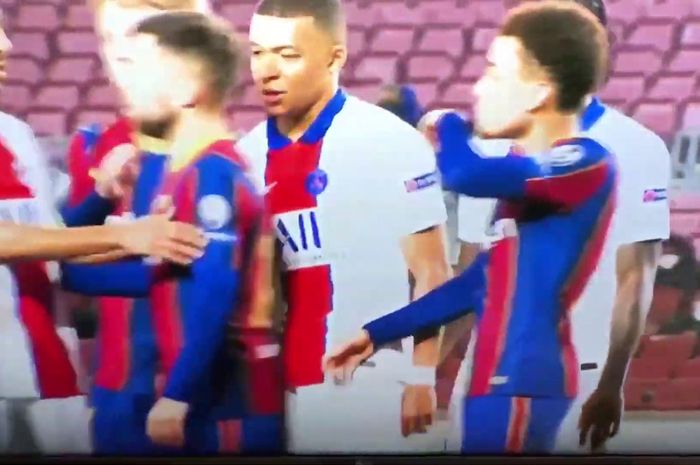 Tak cuma menghancurkan Barcelona lewat hat-tricknya, Kylian Mbappe juga terekam kamera mengucapkan ancaman pembunuhan untuk bek Barcelona, Jordi Alba.