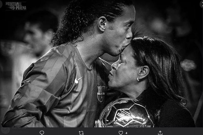 Legenda Barcelona, Ronaldinho mencium kening ibunya, Dona Miguelina.