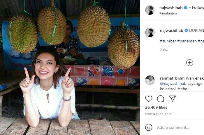 Najwa Shihab berfoto bersama durian sambil tersenyum lebar.