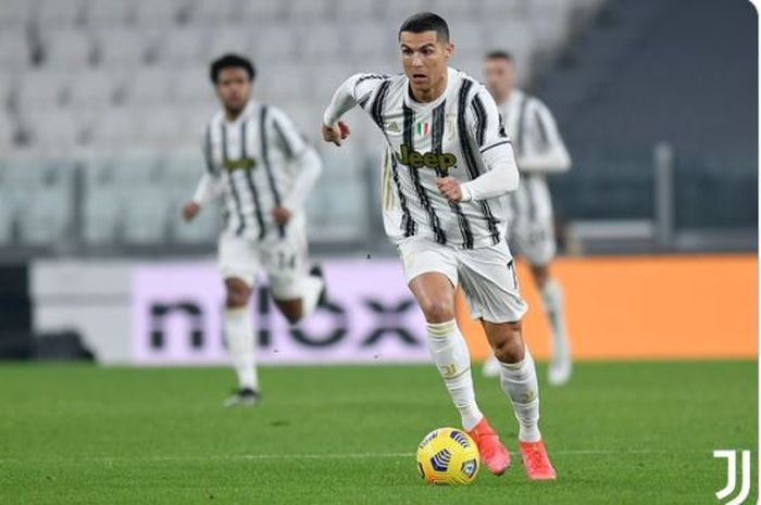 Megabintang Juventus, Cristiano Ronaldo, beraksi dalam laga Liga Italia melawan Crotone di Stadion Allianz, Senin (22/1/2021).