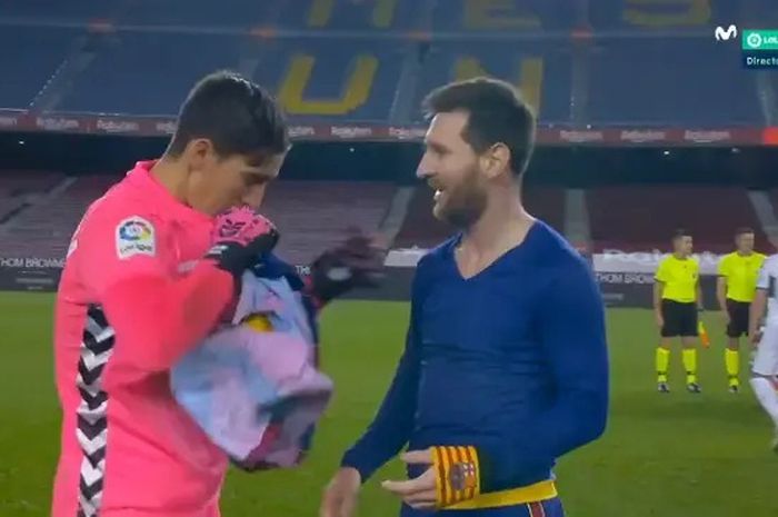 Momen Messi mengajak kiper Elche, Edgar Badia bertukar jersey