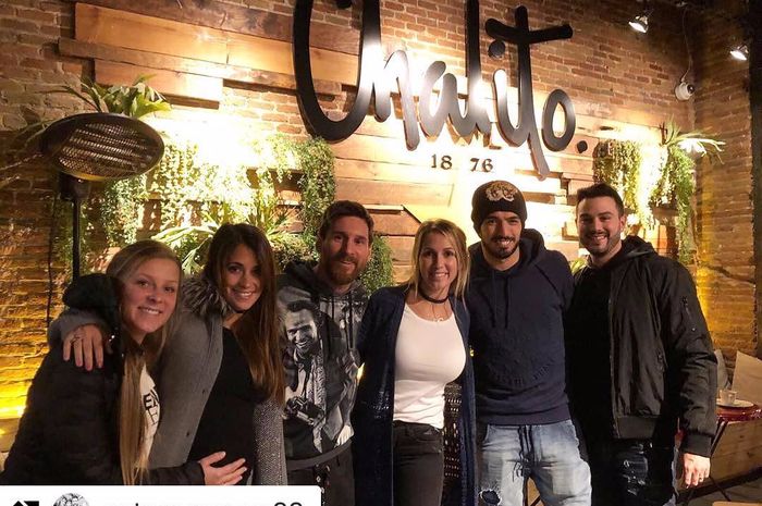 LIonel Messi bersama Luis Suarez berada di restoran Chalito milik Suarez di Barcelona.
