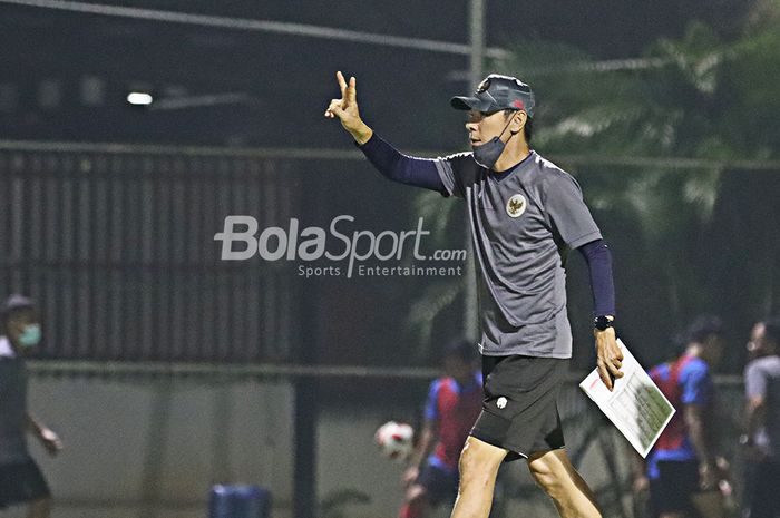 Shin Tae-yong tengah memberikan arahan kepada para pemain timnas U-22 Indonesia di Lapangan D, Senayan, Jakarta, 2 Maret 2021