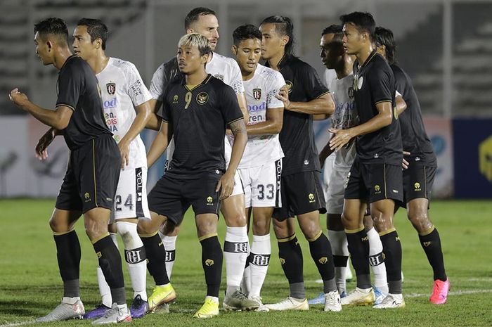 Timnas U-22 Indonesia vs Bali United di Stadion Madya, Jakarta, Minggu (7/3/2021).