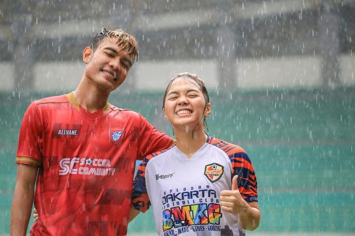 Pemain Timnas Indonesia, Brylian Aldama bersama bek putri Persija Jakarta, Anggita Oktaviani.