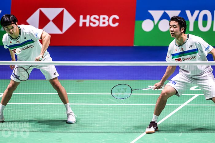 Pasangan ganda putra Jepang, Hiroyuki Endo/Yuta Watanabe, saat menjalani pertandingan melawan Ong Yew Sin/Teo Ee Yi (Malaysia) pada babak kedua All England Open 2021 di Arena Birmingham, Birmingham, Inggris, Kamis (18/3/2021).