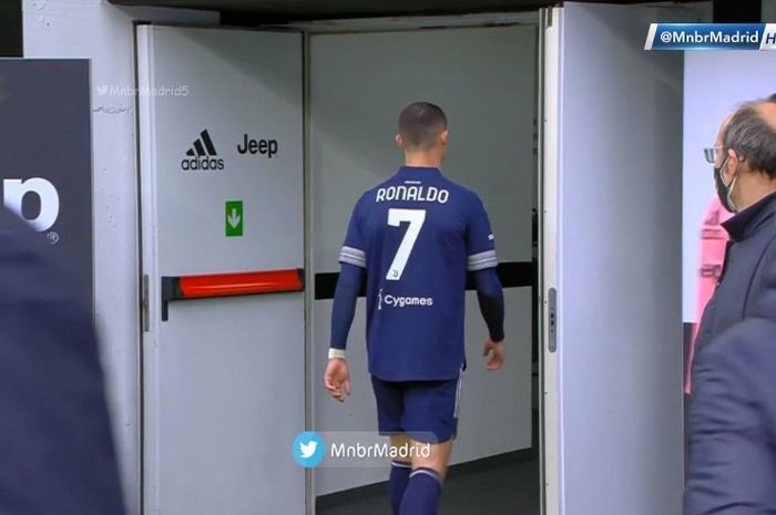 Megabintang Juventus, Cristiano Ronaldo, meninggalkan lapangan selepas laga kontra Benevento pada Minggu (21/3/2021).