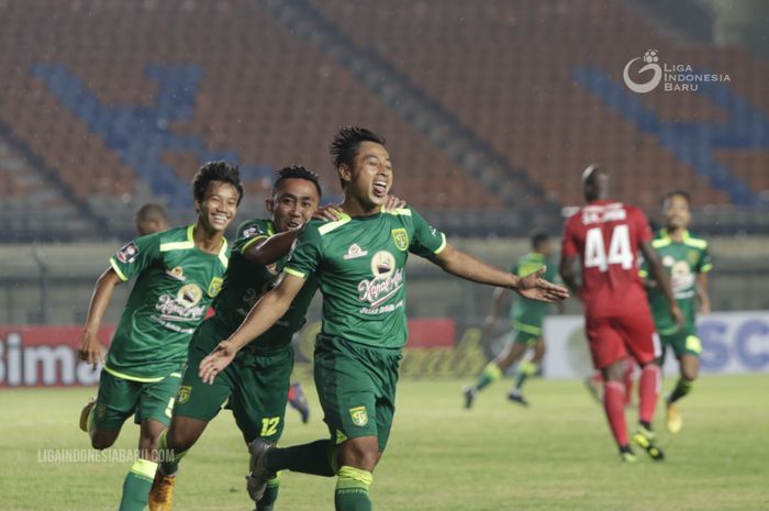 Striker Persebaya Surabaya, Samsul Arif, melakukan selebrasi usai mencetak gol ke gawang Persik Kediri di ajang Piala Menpora 2021.