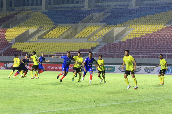Laga antara Barito Putera versus Arema FC dalam pekan kedua Piala Menpora 2021 di Stadion Manahan, Solo, Kamis (25/3/2021) malam.