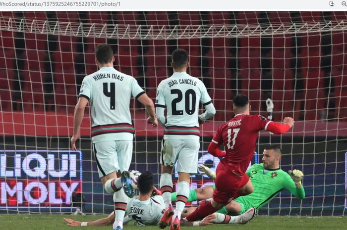 Penyerang Serbia, Filip Kostic, mencetak gol ke gawang Portugal, Sabtu (27/3/2021).