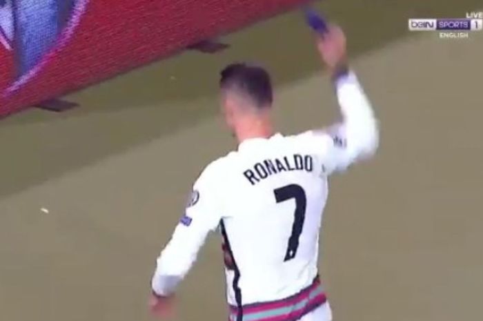 Megabintang timnas Portugal, Cristiano Ronaldo, membuang ban kapten dalam laga Grup A Kualifikasi Piala Dunia 2022 Zona Eropa kontra timnas Serbia di Stadion Rajko Mitic, Sabtu (27/3/2021).