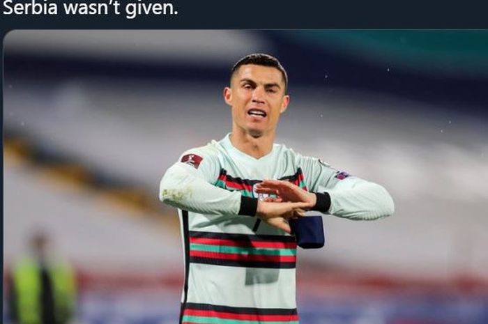 Reaksi Cristiano Ronaldo setelah golnya tidak disahkan wasit dalam laga Serbia vs Portugal di kualifikasi Piala Dunia 2022, 27 Maret 2021.