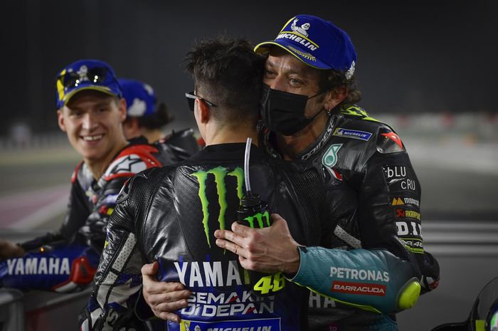 Valentino Rossi dipeluk Maverick Vinales dan diberi ucapan selamat juga dari Fabio Quartararo atas hasil kualifikasi MotoGP Qatar 2021