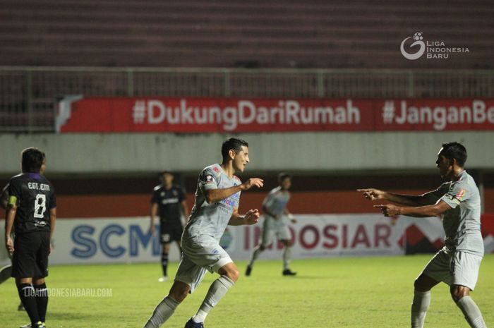 Esteban Vizcarra bersama Frets Butuan merayakan gol Persib Bandung ke gawang Persita Tangerang di Piala Menpora 2021.